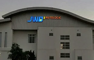 ป้ายตัวอักษรอะคริลิคซ่อนไฟหน้าอาคาร JWD แหลมฉบัง